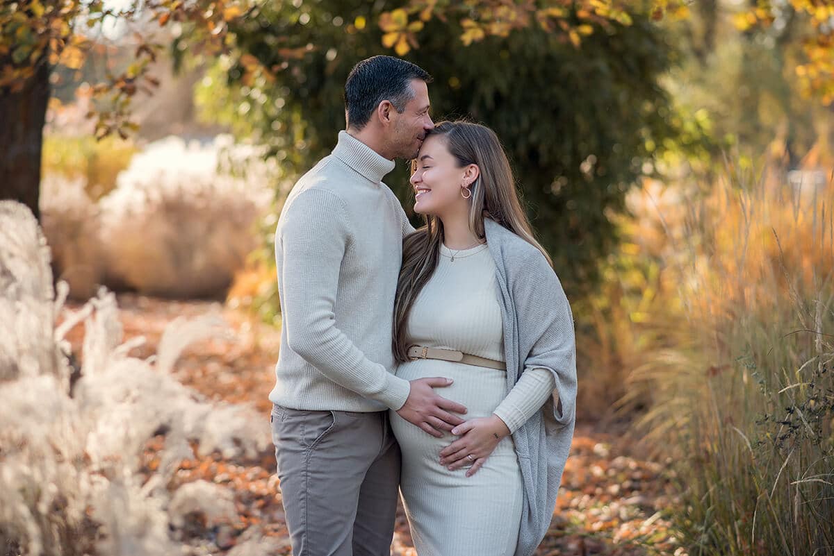 Schwangerschaftsshooting in Heilbronn im Park, ein glückliches Paar mit Babybauch beim Fotoshooting im Park in Heilbronn